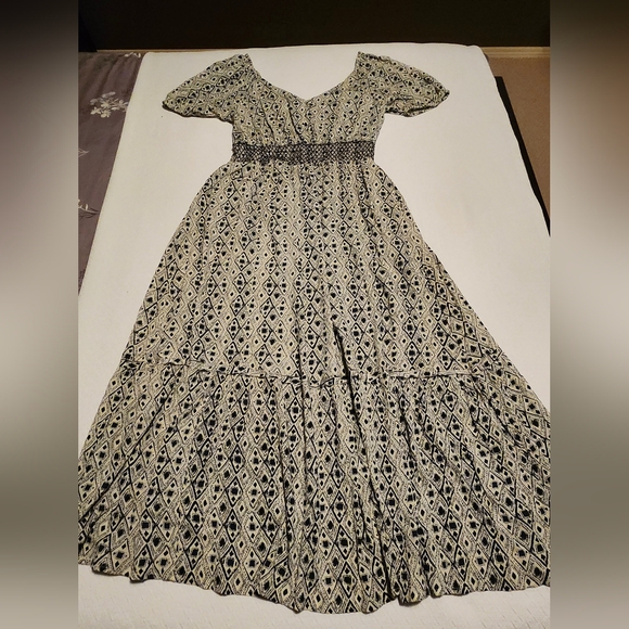 DEVOTED Patterned Midi Tiered Dress with Short Ruffled Sleeves. Size Large. - Picture 12 of 15